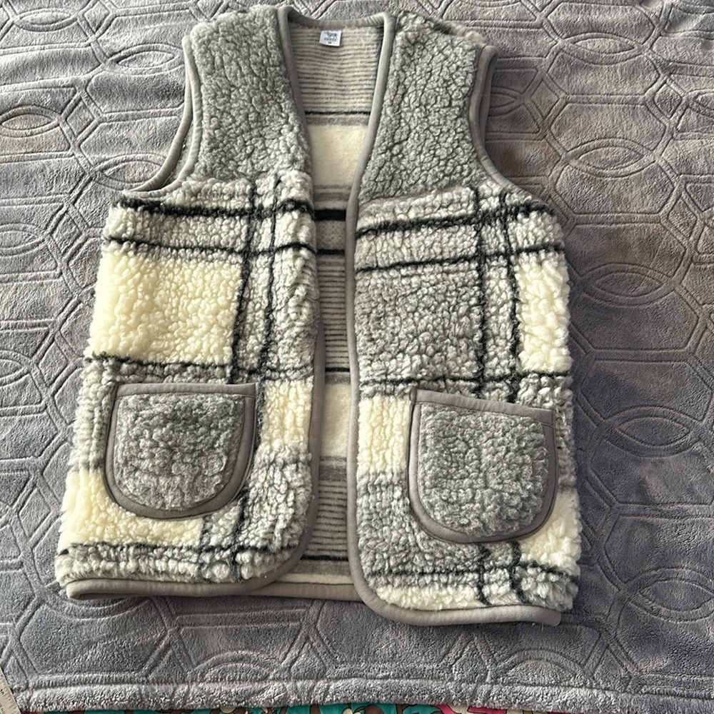 UNIQUE Sherpa zip front vest, Women's S-Medium; SWIERK brand.